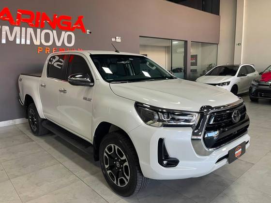 TOYOTA HILUX 2.8 D-4D TURBO DIESEL CD SRX 4X4 AUTOMÁTICO TOYOTA HILUX 2.8 D-4D TURBO DIESEL CD SRX 4X4 AUTOMÁTICO